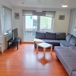 Modern Spacious 3 Bedroom Centre - Free Parking - Private Balcony - Excellent Service Apartment Edinburgh