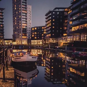 Deluxe Riverside Balcony &free Parking Leeds (West Yorkshire)